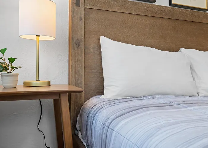 Homestay Shadyside 2a Bright And Stylish Private Bedroom With Shared Bathroom
