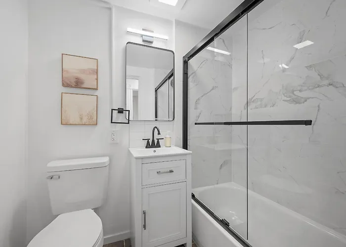 Shadyside 2a Bright And Stylish Private Bedroom With Shared Bathroom Homestay Pittsburgh