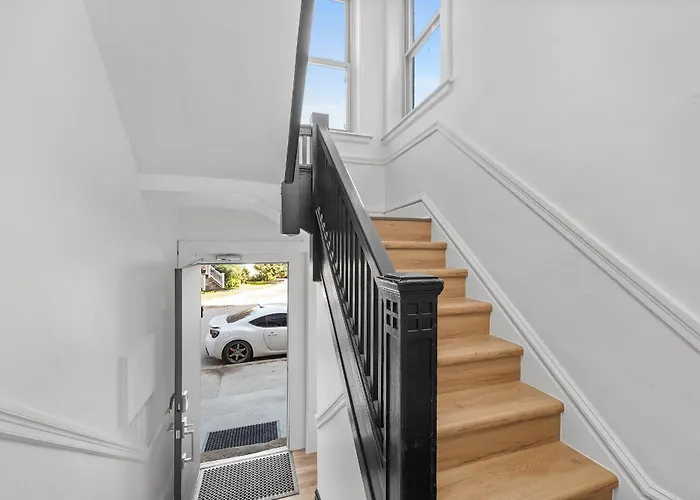 Shadyside 2a Bright And Stylish Private Bedroom With Shared Bathroom Homestay *